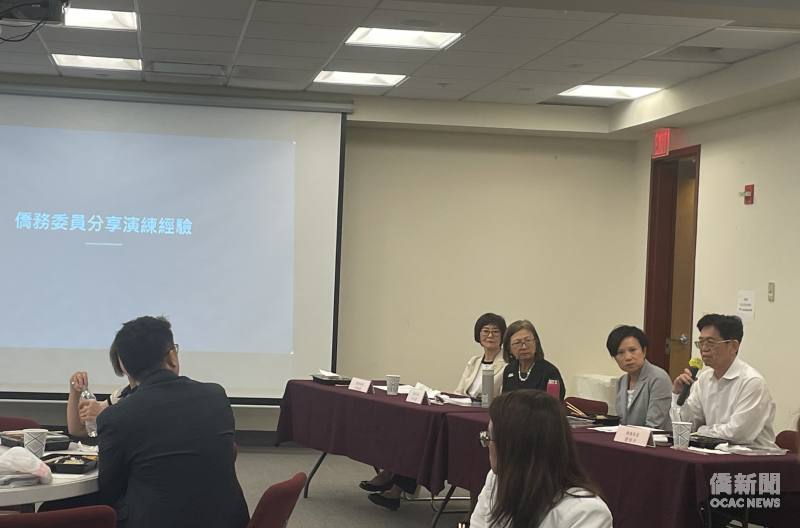僑務委員簡明子、胡兌昀、黃美鳳及白越珠（前排右起）出席演練並分享參與114年僑務委員會議時演練經驗。