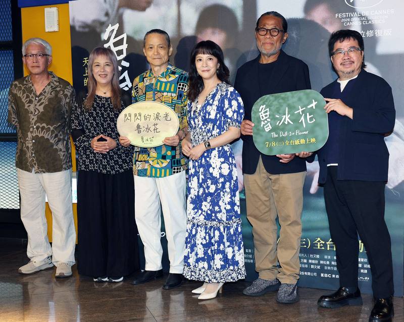 台灣經典國民電影「魯冰花」37週年大團圓特別場26日在西門國賓大戲院放映，國家電影及視聽文化中心董事長褚明仁（右起）、攝影師李屏賓、主演李淑楨、導演楊立國、主題曲原唱曾淑勤、美術指導張財銘出席。