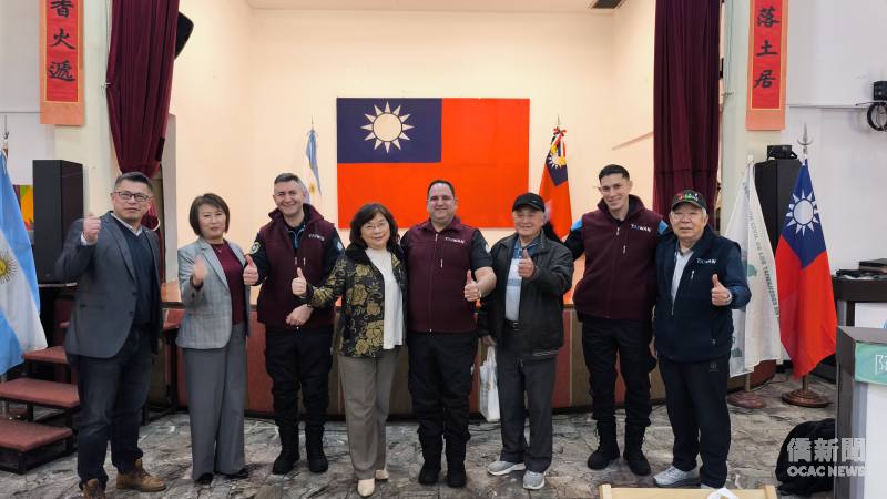 僑聯會頒發感謝狀及致贈繡有「TAIWAN」字樣的保暖背心，感謝三位警官熱心分享防詐實務經驗。