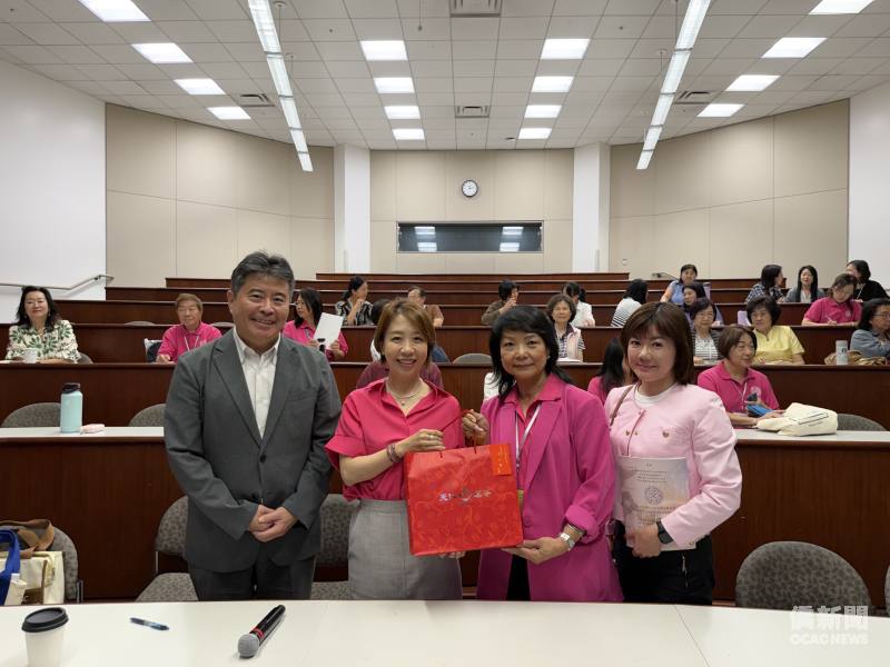李姸慧致贈禮品予南加州中文學校聯合會第50屆會長劉玉𤧞(右二)。