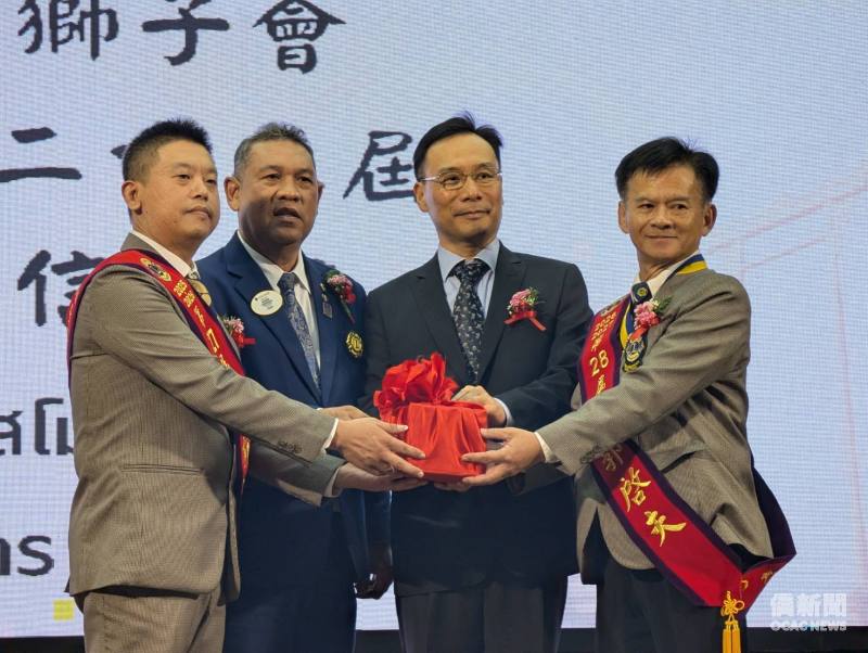 曼谷大玲昌（旅泰台商）獅子會第27、28屆會長交接典禮，由林承暉交棒郭啟夫，駐泰國代表處大使藍夏禮與國際獅子會310D區總監共同監交