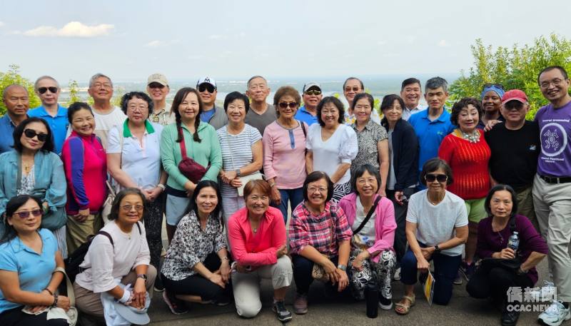 明州華人學術聯誼會舉辦夏季旅遊，旅游團在湯普森山觀景平臺前合照。