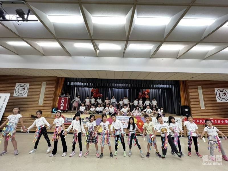 國立臺中體育運動大學體育舞蹈志工葉丞紜、林念誼、 莊昕翎、孫心伶，指導低年級「我們的小島」一曲的表演人數最多，動作一致