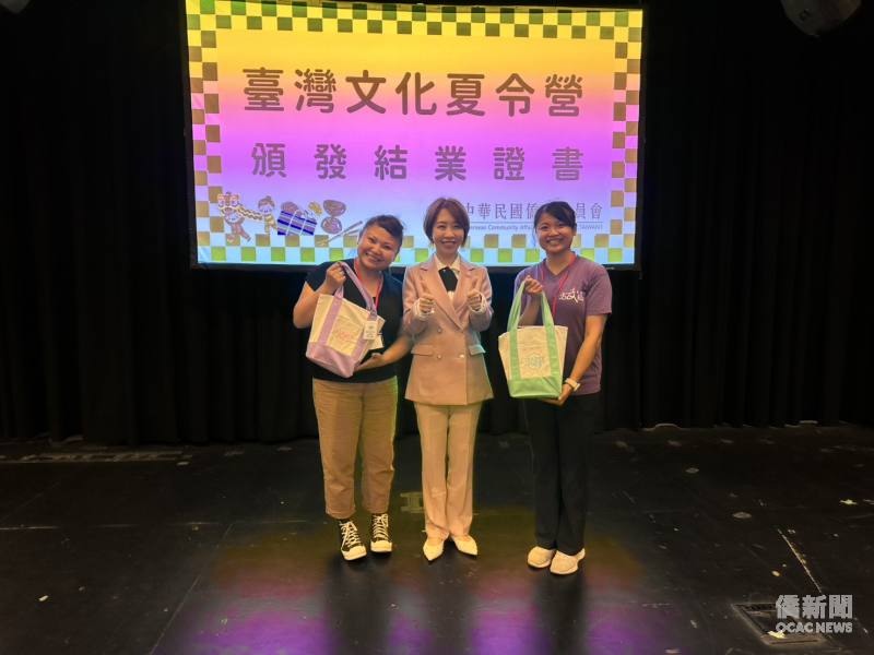 僑務委員會副委員長李姸慧代表僑委會致贈二位文化教師劉欣怡（左）與劉紋岑（右）紀念品