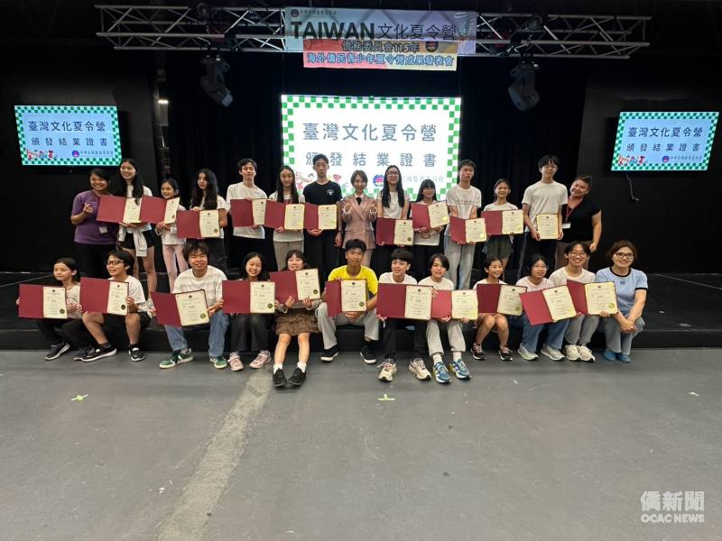 李姸慧頒發全體學員結業證書並合影