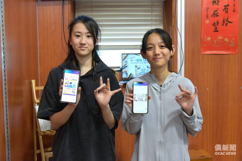 佛光大學傳播系學生游玉岑 (右) 及資應系學生黃依忻 (左) 主講
