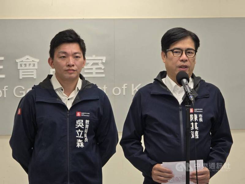 台鐵高雄機廠轉型親子遊樂園區，預計8月8日開幕，高雄市長陳其邁（右）28日受訪表示，指示各局處落實園區整備及開園活動規劃，嚴格把關工程品質及設施安全。