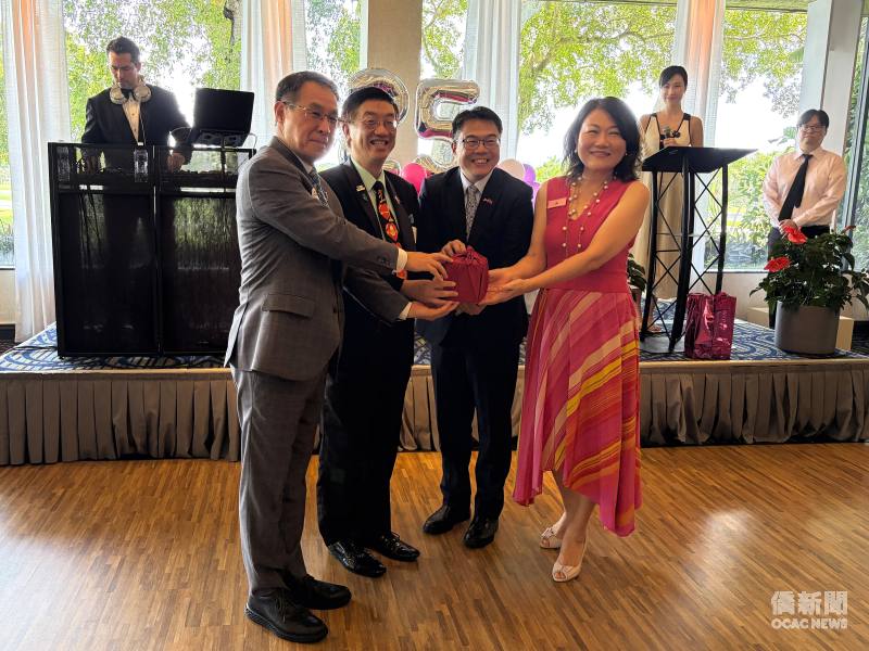 駐邁阿密辦事處處長周啟宇(右2)、北美洲臺灣商會聯合總會名譽總會長吳怡明(左2)、名譽總會長陳世修(左1) 共同監交印信授予邁阿密臺灣商會第25屆會長程惠鈴(右1)