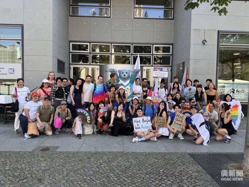 Team Taiwan在駐德國代表處前集合，準備出發上街遊行。