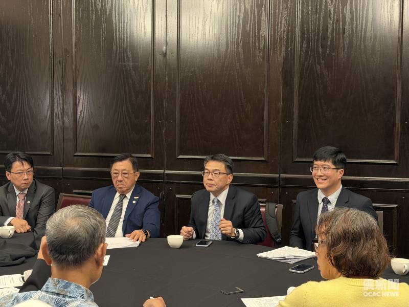 115年海外先期座談由駐邁阿密辦事處處長周啟宇（右2）召集，僑務秘書杜戎珄（右1）主持，聆聽僑領建言