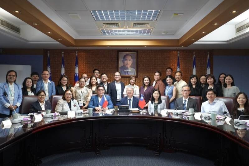 教育部28日發布新聞稿指出，2025年菲律賓在台留學生總數達5536名，相較於2022年的3098名，3年來成長幅度高達78.7%。兩國日前召開「台菲教育工作小組會議」，聚焦大學學分互認機制、華語區域訓練中心等，強化雙邊合作機制。