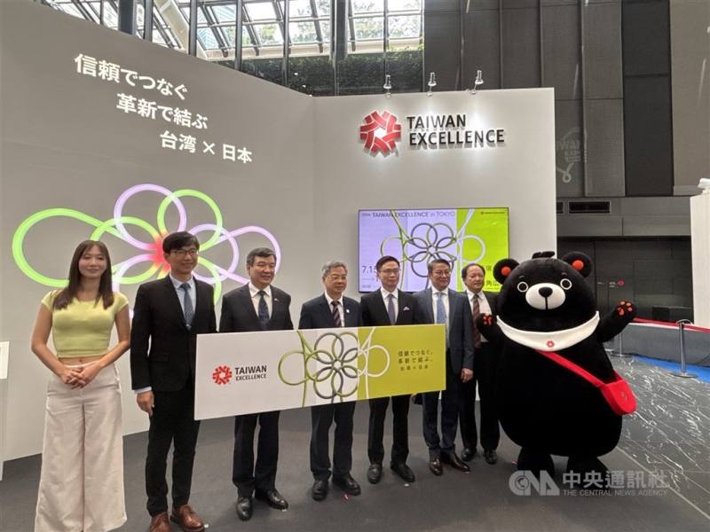 貿協說明，2026年日本台灣形象展於17日落幕，促成1.56億美元商機。圖為15日開幕時，經濟部長龔明鑫（左4）、駐日代表李逸洋（左3）、外貿協會董事長黃志芳（左5）等人與台灣精品吉祥物「福熊君」合影。