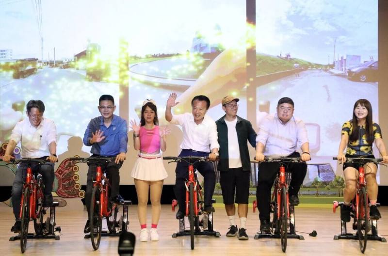 雲嘉南濱海國家風景區管理處28日在故宮南院舉辦「2026極點慢旅」啟動記者會，嘉義縣長翁章梁（左4）、民進黨立委蔡易餘（右2）、雲嘉南管理處長莊名豪（左2）等人出席。