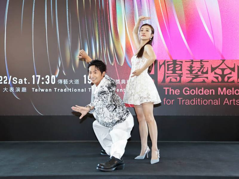 第37屆傳藝金曲獎頒獎典禮8月22日將在台灣戲曲中心登場，藝人蔡昌憲（左）、古典音樂YouTuber「江老師」江宇婷（右）擔任典禮主持人。（傳藝中心提供）