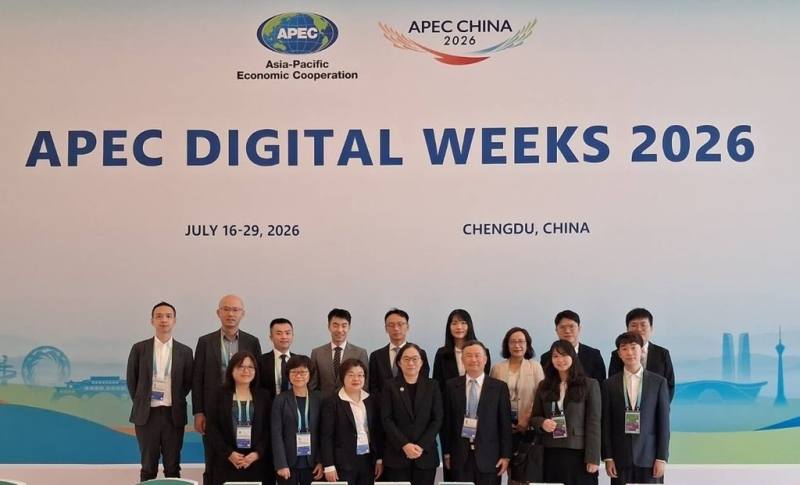 數發部次長侯宜秀（前左4）7月23日至26日率團出席在中國成都舉行的「亞太經濟合作」（APEC）數位及人工智慧部長會議，分享台灣於數位與AI基礎建設、人才培育與開放資料等領域的政策成果。（數發部提供）