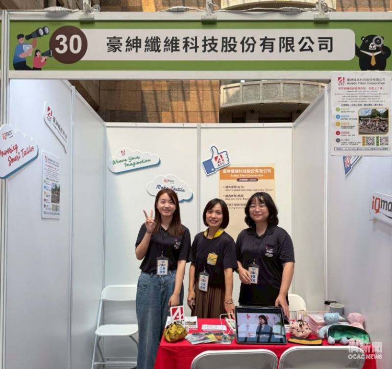 豪紳纖維科技積極參與僑委會舉辦之就業博覽會，吸引眾多優秀僑生駐足洽詢留臺工作機會。（圖／豪紳纖維科技）
