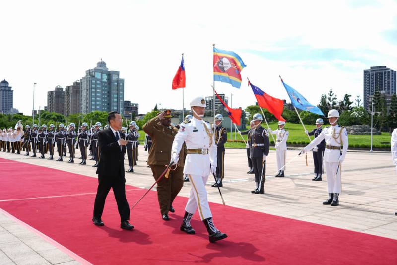 國防部長顧立雄（後左）28日以軍禮迎接史瓦帝尼王國國防軍司令法庫茲（後右）上將。（國防部提供）