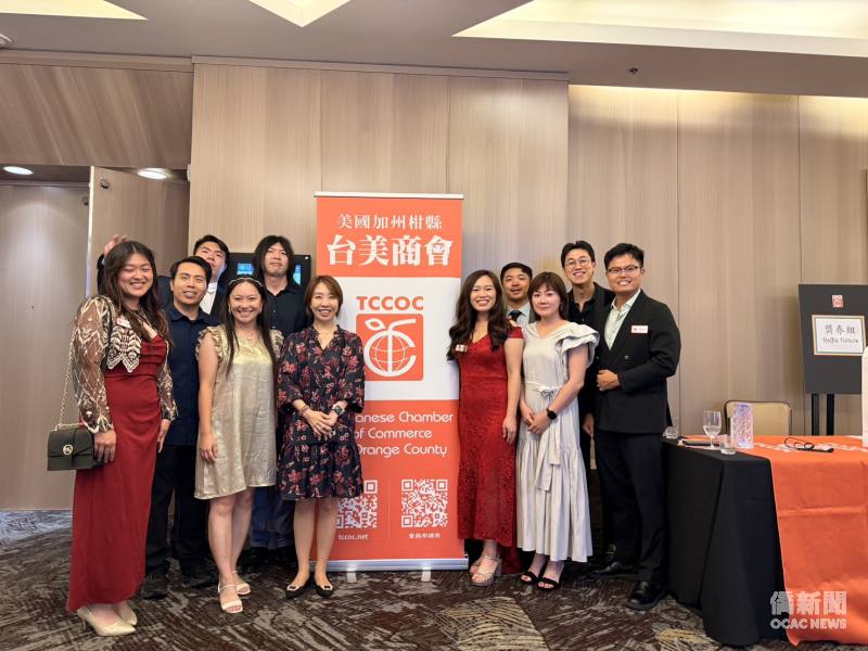 李姸慧(前排左3) 與蕭蓓如(前排右2)及柑縣台美商會青商部會長胡愛美(前排右3)與青商理事幹部群合照。
