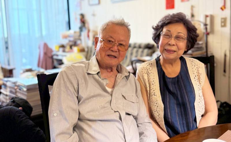 92歲的作家黃春明（左）至今筆耕不輟，與夫人林美音（右）結縭近一甲子，感情深厚，他的紀錄片「等待龍眼的季節－黃春明」將在節目「藝術很有事」播出。（公視提供）