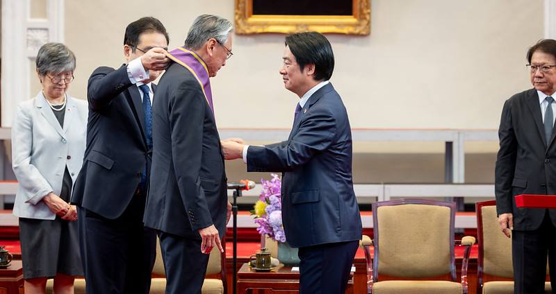 總統頒授日本台灣友好議員聯盟會長古屋圭司眾議員「大綬景星勳章」
