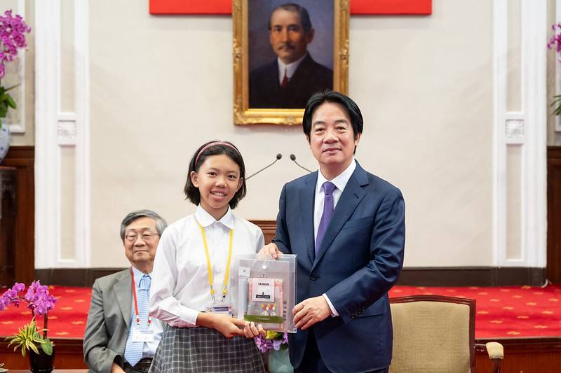 賴清德總統27日上午接見「中華民國第66屆中小學科學展覽會」第一名作品師生