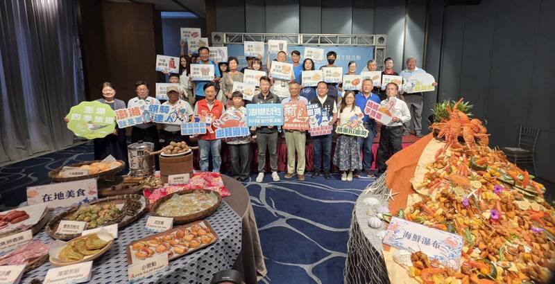 「2026澎湖秋季觀光運動休閒主題活動」，29日由澎湖縣議長陳毓仁（右6）、馬公市長黃健忠（右4）等人共同啟動，宣告澎湖秋瘋季系列活動自8月1日起率先登場。