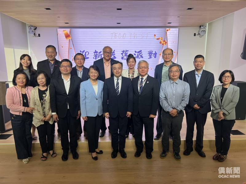 駐舊金山辦事處處長伍志翔(前排中)與離任同仁、新任同仁及僑務委員們合影。