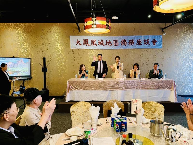 由左至右：僑務委員張聖儀、駐鳳凰城辦事處處長焦國恩、李姸慧、僑務委員吳玟瑞、洛杉磯文教中心主任張皓鈞