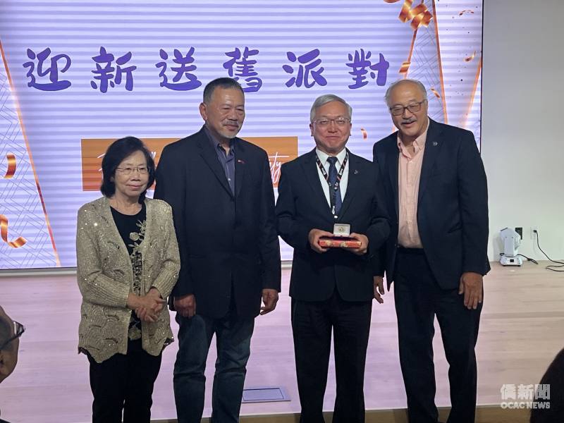 北灣僑務委員們贈紀念品給即將離任的駐舊金山辦事處副處長朱永昌(右二)。