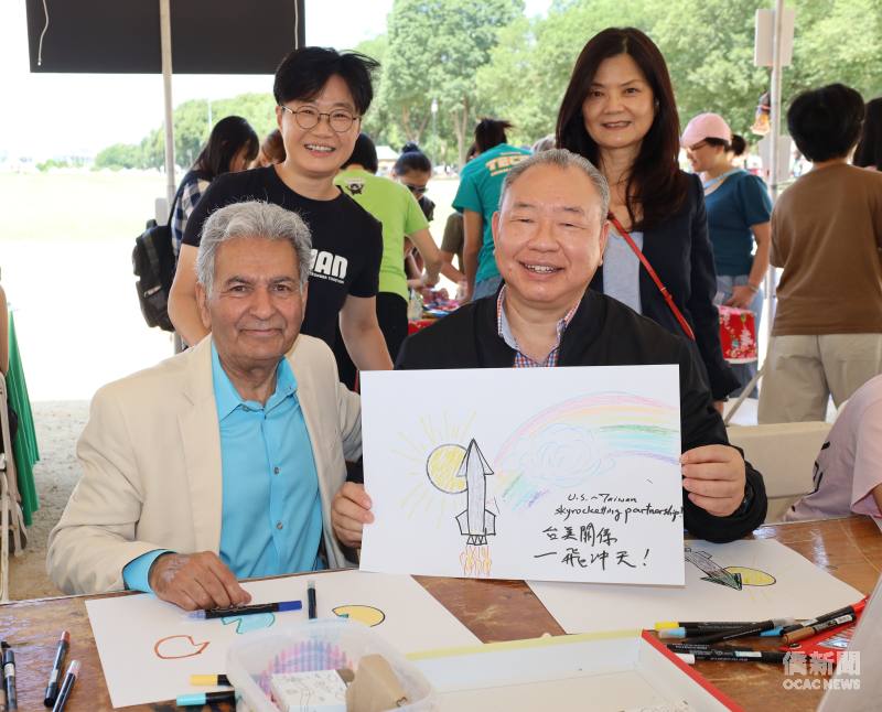 駐美代表處代表俞大㵢夫婦及公使楊懿珊參與世界童玩節「臺灣館」現場的繪畫體驗。