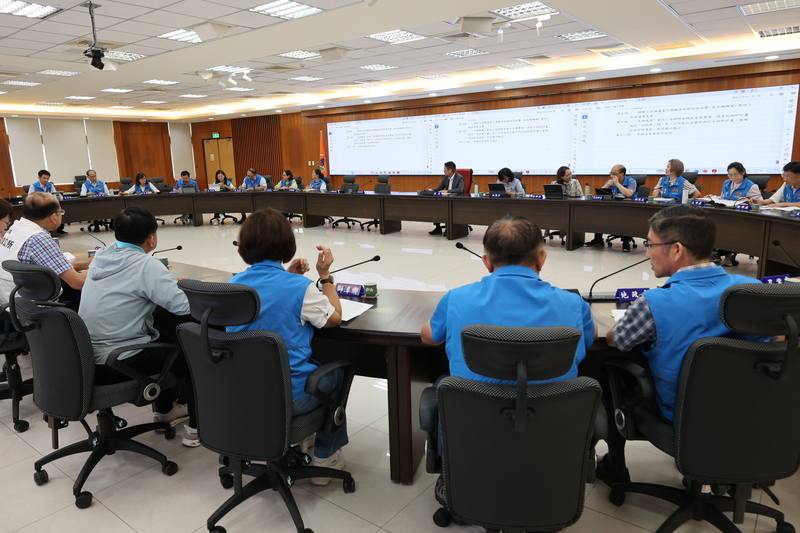 因應物價上漲，苗栗縣政府28日召開縣務會議，拍板提高社區照顧關懷據點餐費補助方案，9月起由現行每月新台幣7000元加碼到1萬元，並鼓勵鄉鎮市公所視財源再補助2000元以上。