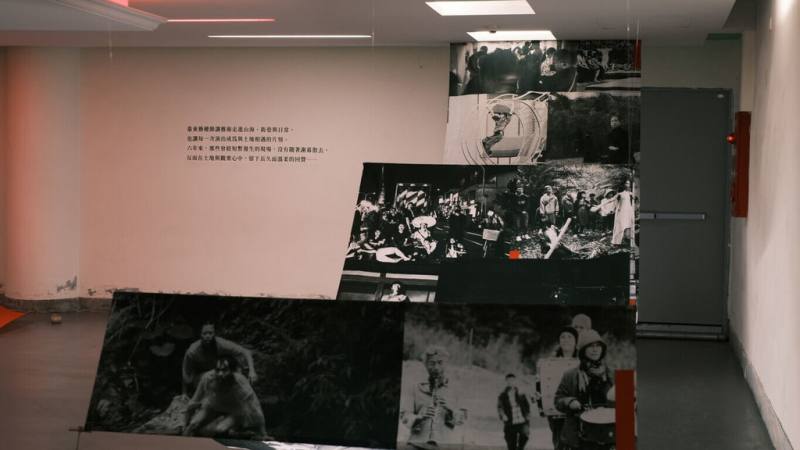 台東藝穗節2020年創立，以山海為舞台、以土地為劇場，讓每一場演出在台東的自然地景中真實發生。台東博覽會特別策劃「台東藝穗節回顧展」，即日起至8月20日，每日上午9時至下午6時在台東藝文中心展出。（台東縣政府提供）