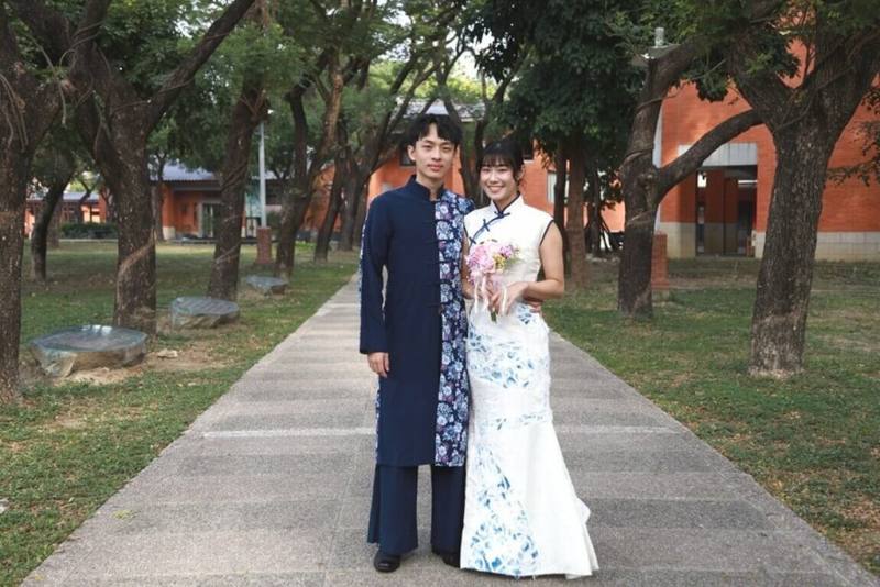 高雄市政府客家事務委員會主辦「2026高雄客家婚禮」，新人將換上融合客家元素與現代設計美學的藍衫禮服，透過禮俗感受「成家」的意義，即日起開放報名至9月10日止。（高雄市政府客家事務委員會提供）
