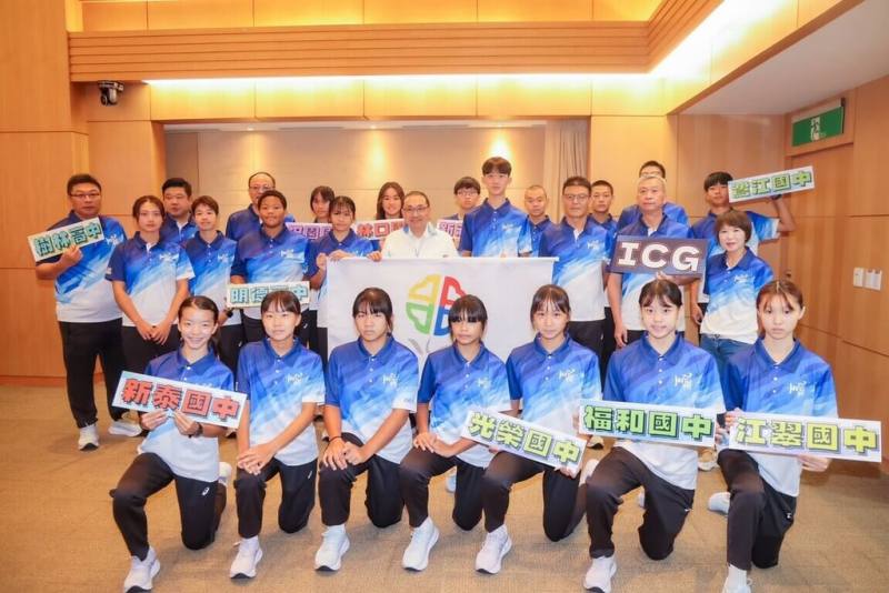 2026國際少年運動會將於8月在花蓮登場，新北市今年遴選18名選手組成代表隊，市長侯友宜（2排右5）29日為選手授旗，期許小將展現實力、爭取佳績。（新北市體育局提供）