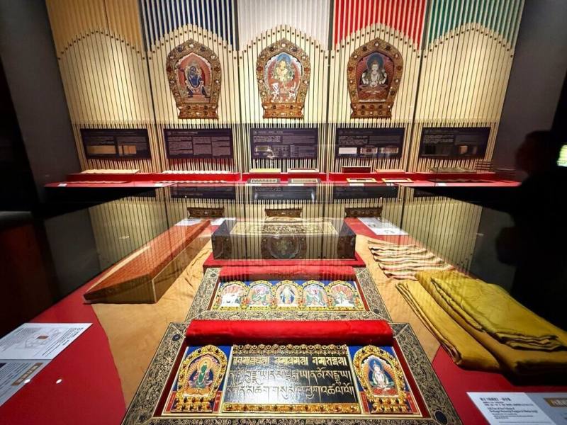 故宮北院近期推出特展「龍藏經：皇權．信仰．藝術的盛世交響」，由於「7世福報」說法帶動參觀人潮爆滿。故宮南院則表示，「龍藏經」在南院是常設展出。（故宮南院提供）