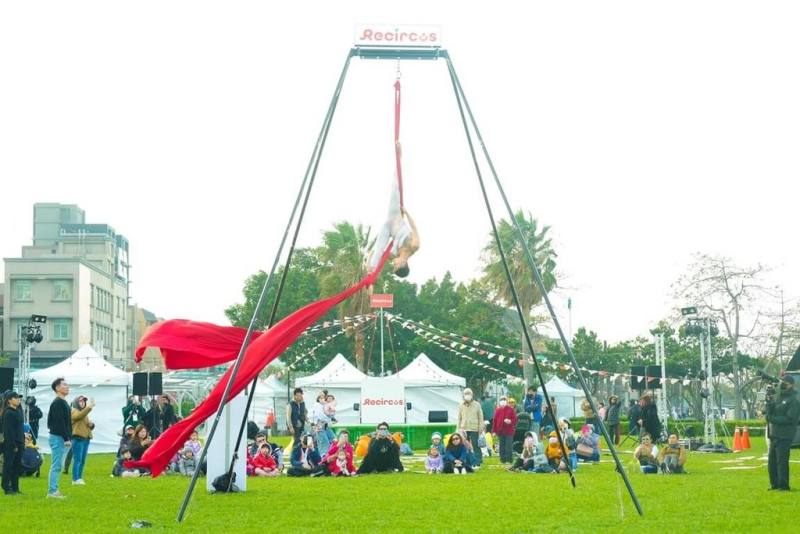北市美術館8月起連續4個週末將在戶外園區推出戶外劇場系列活動，其中「Recircus移動綠劇場」將帶來馬戲特技、魔術等表演，邀親子同樂。（新北市文化局提供）