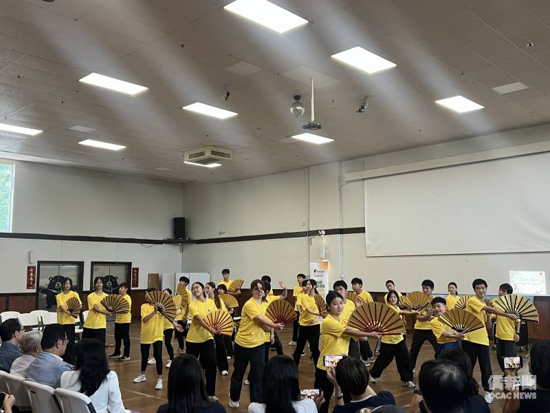 學員認真練習扇子舞並在結業典禮展現成果