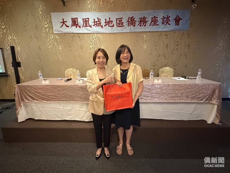 李姸慧致贈禮盒予吳玟瑞