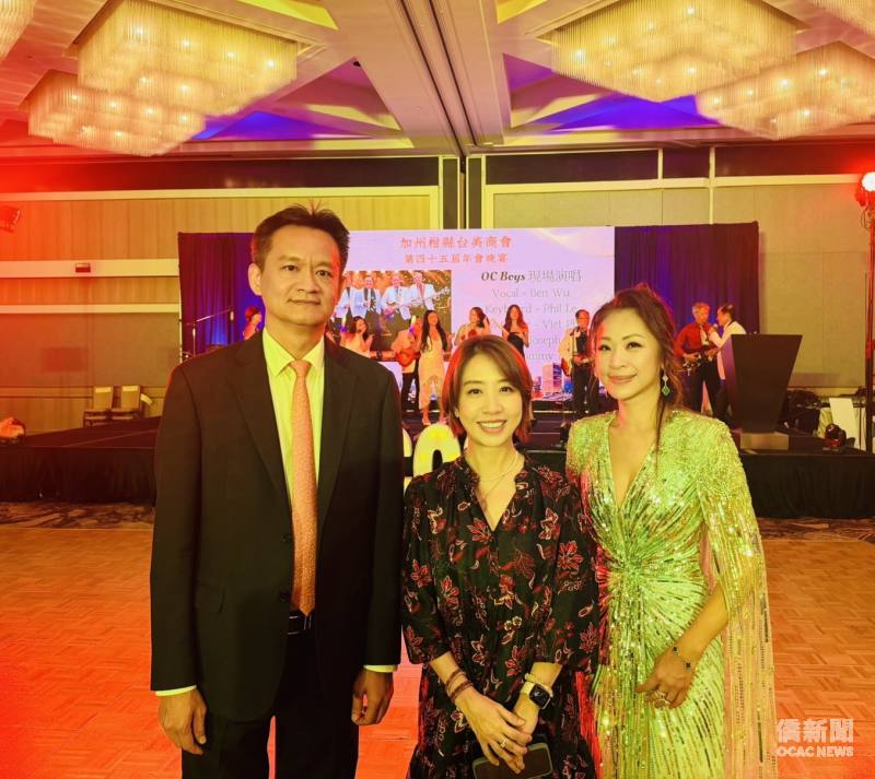 李姸慧(中)與葉旭旻(左)及會長夫人陳怡君(右)合照。