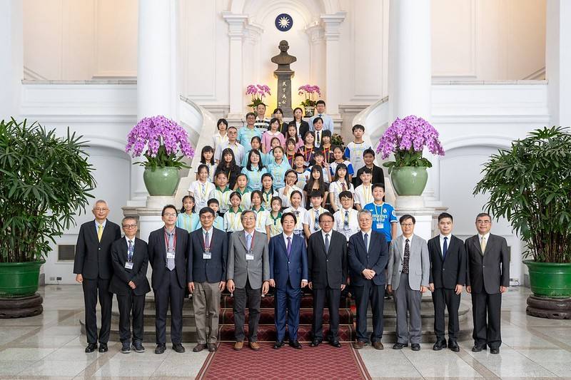 總統與「中華民國第66屆中小學科學展覽會」第一名作品師生合影