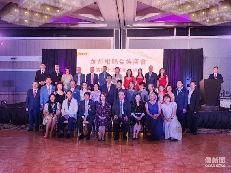 僑務委員會副委員長李姸慧(前排左4)與僑務諮詢委員何巧玲(前排左1)、世界台灣商會聯合總會名譽總會長楊信(前排左2)、國會議員閔大衛(前排左3)、駐洛杉磯辦事處處長馬博元(前排右4)、處長夫人楊雅琇(前排右3)、橙縣政務委員凱特琳娜·佛利(前排右2) 、橙縣文教中心主任蕭蓓如(前排右1)及柑縣台美商會會長葉旭旻(二排左7)與理事群合照。