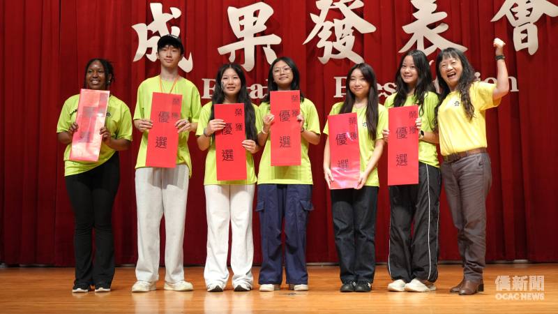 苗栗縣新開國小校長鄭惠鳳頒發貼文競賽獲獎志工
