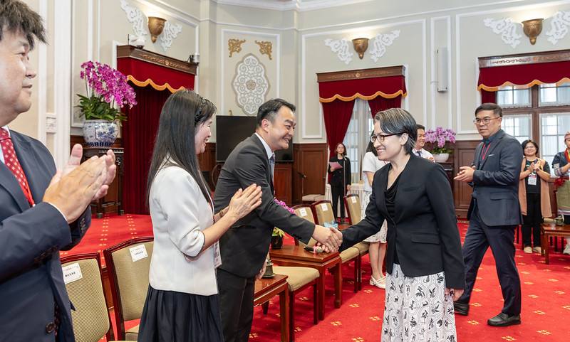 副總統恭喜所有得獎者，並感謝環境部每年舉辦「國家環境教育獎」，讓社會大眾更深入認識臺灣