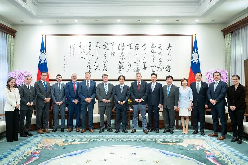 總統與「印太安全研究所」(IIPS)訪問團合影