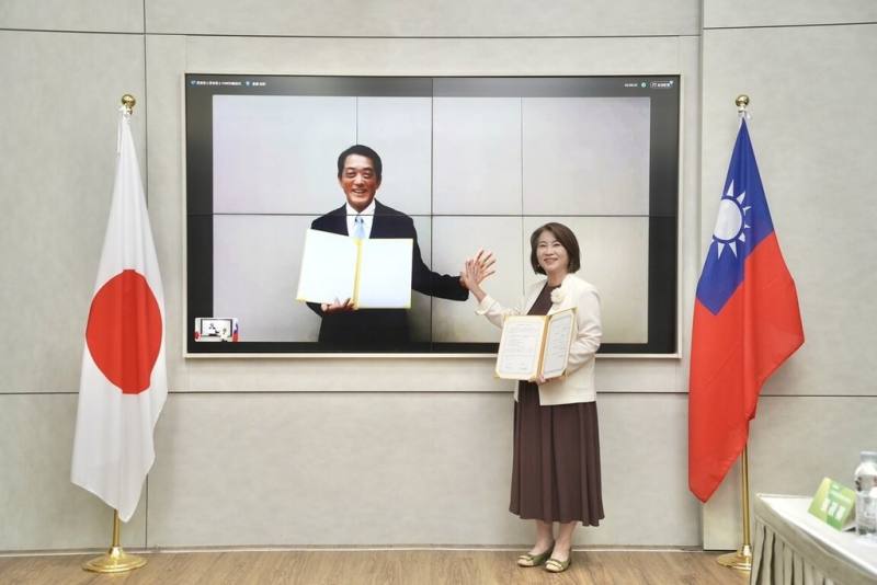 屏東縣政府與日本愛媛縣29日簽署促進交流備忘錄（MOU），由屏東縣長周春米（右）與愛媛縣知事中村時廣（左）跨海視訊連線完成，雙方隔著螢幕擊掌，展現深厚台日情誼。（屏東縣政府傳播暨國際事務處提供）