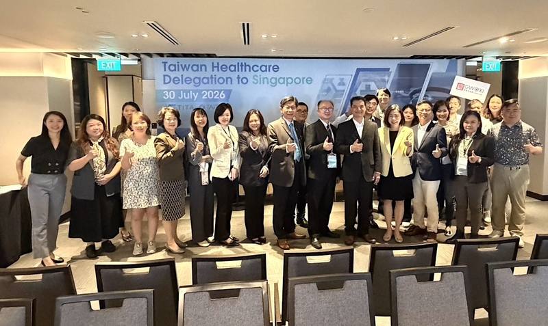 由多家醫療機構與業者組成的「台灣健康產業拓銷團」30日赴新加坡參與媒合活動。