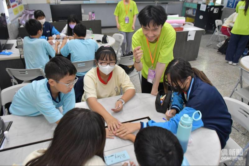海外青年志工帶領學生在遊戲中感受學習英文的樂趣
