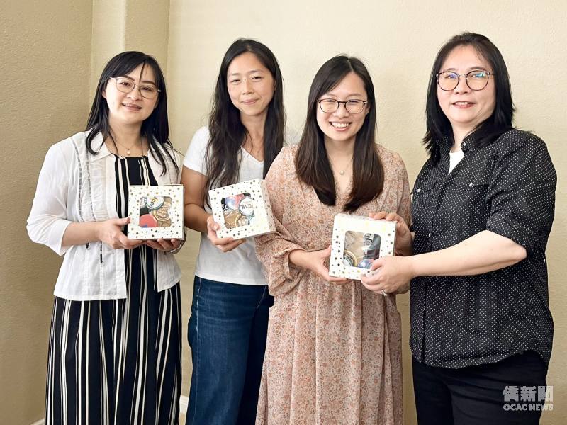 聖安東尼台灣同鄉會會長羅唯嘉與高雄市教育代表團互贈禮物。