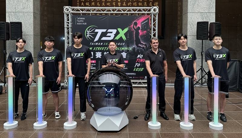 由中華民國3x3籃球協會催生的「Taiwan 3x3 League 台灣3x3聯賽（T3X）」，30日舉行成立記者會，協會理事長吳同喬（中）主持啟動儀式並感謝各方支持。