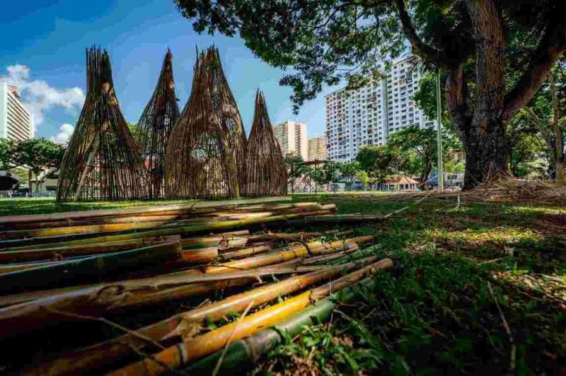 文化部駐馬來西亞代表處文化組再度與喬治市藝術節合作，延續多年打造的「島嶼島」（Isle to Isle）單元，邀請環境藝術家李蕢至進行現地創作「匯聚」，探討空間倫理與共存關係。（文化部提供）